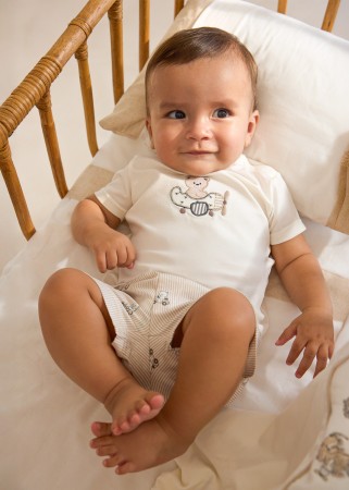 Komplet koszulka z krótkim rękawem oraz szorty w misie dla niemowlęcia Mayoral