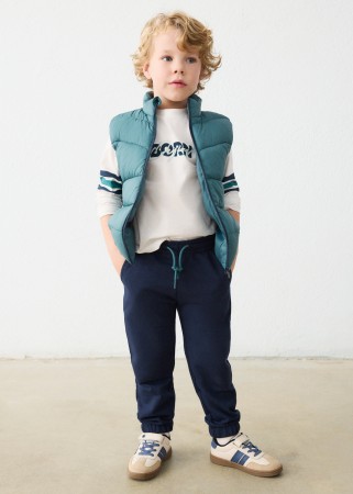 Komplet trzyczęściowy kamizelka pikowana na zamek, koszulka z długim rękawem i spodnie dresowe dla chłopca Mayoral