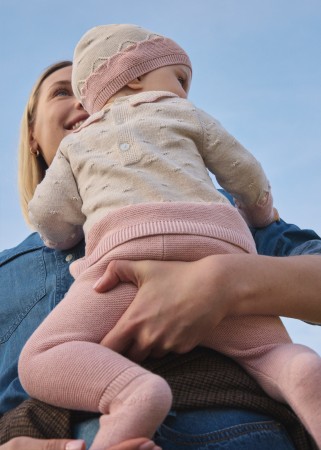 Komplet trzyczęściowy: sweterek, półśpiochy i czapka dla niemowlęcia Mayoral